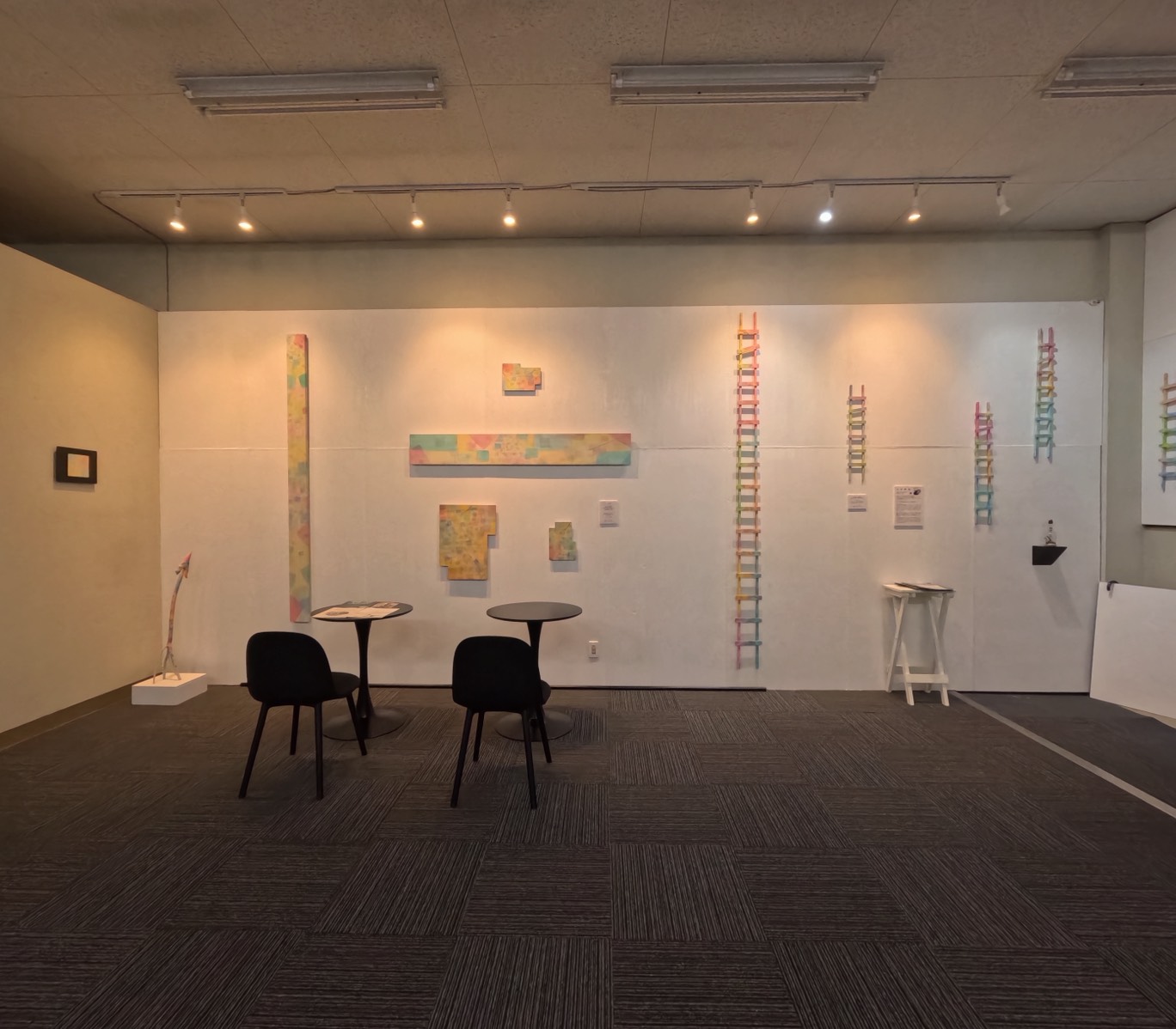 作品が展示されたギャラリー空間の写真